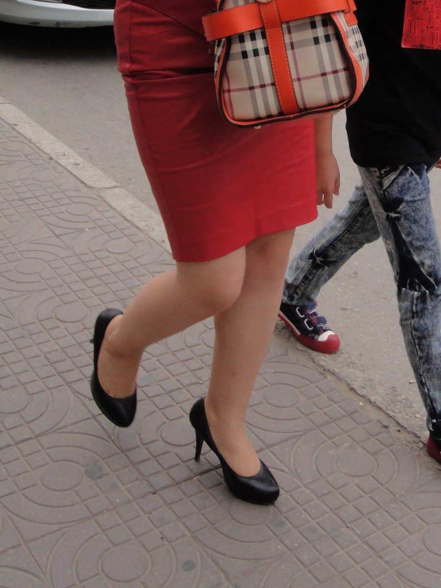 戶外街拍 VOL.400 短发红裙美腿黑高美妇